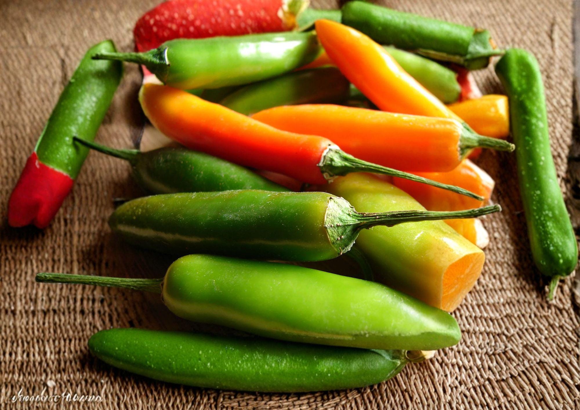 Heirloom Barker Hot Pepper Seeds – New Mexico Chili, Medium Heat, Long Green Peppers, Capsicum annuum, 25 Seeds